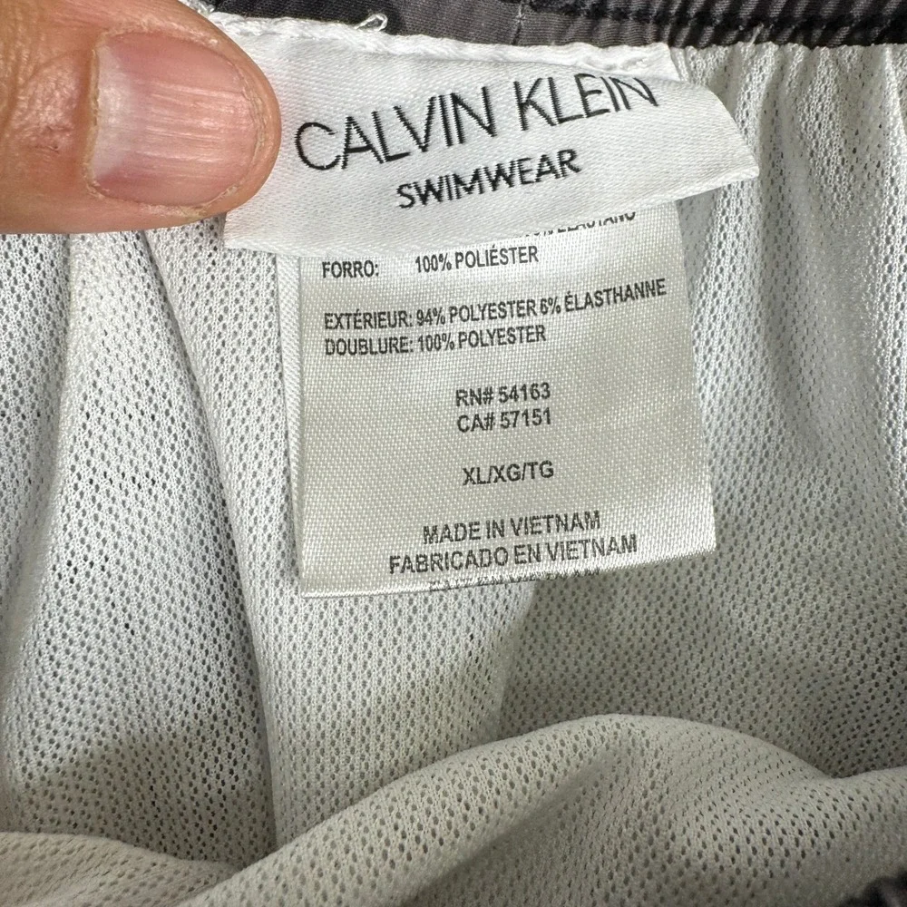 Calvin Klein Swim Trunks Mens Size XL Grey Camo Drawstring Mesh Lined Flaws